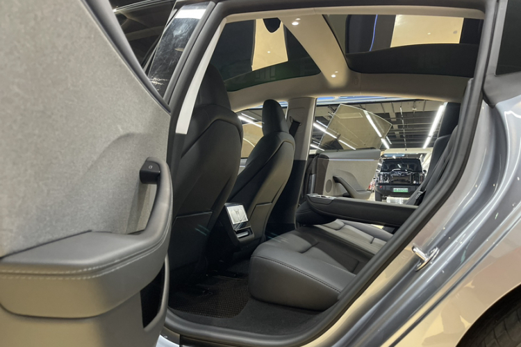 特斯拉 Model 3 2025款 后轮驱动版中控内饰7010