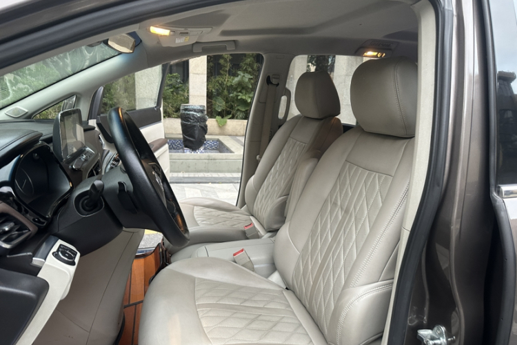 别克GL8 2021款 陆上公务舱 652T 舒适型局部细节19