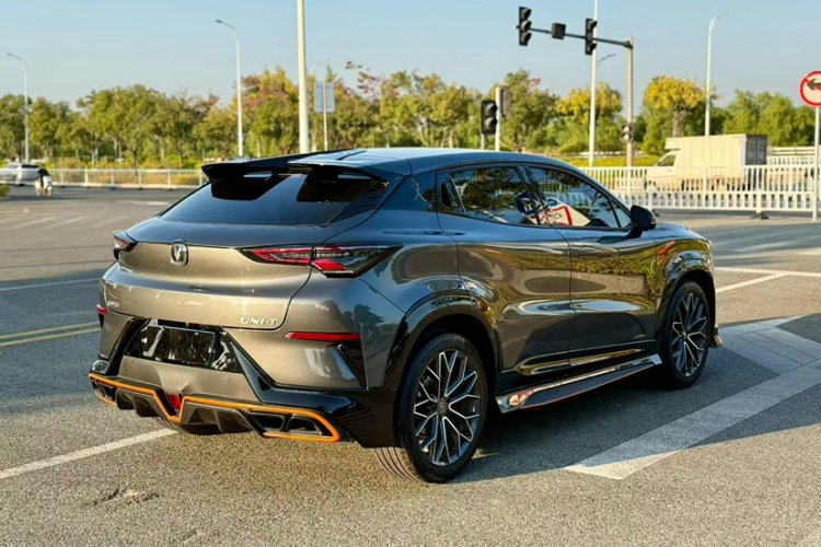 长安UNI-T 2022款 1.5T 运动版 尊贵型车身外观6005