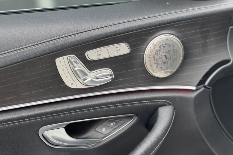 奔驰E级 2020款 E 300 L 运动时尚型中控内饰7013