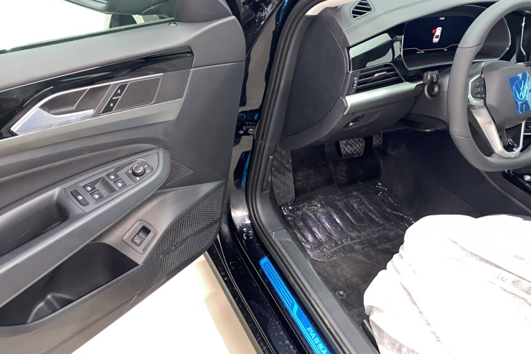 大众 帕萨特 2025款 出众款 330TSI 星空精英版中控内饰7002