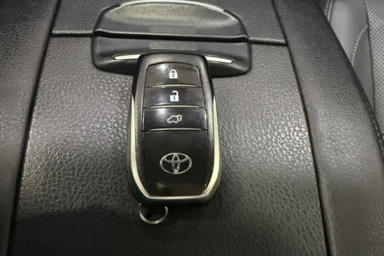 丰田 汉兰达 2018款 2.0T 四驱尊贵版 7座 国VI中控内饰7004