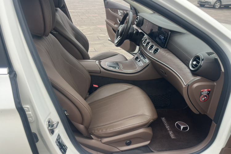 奔驰E级 2019款 E 300 L 时尚型中控内饰7003