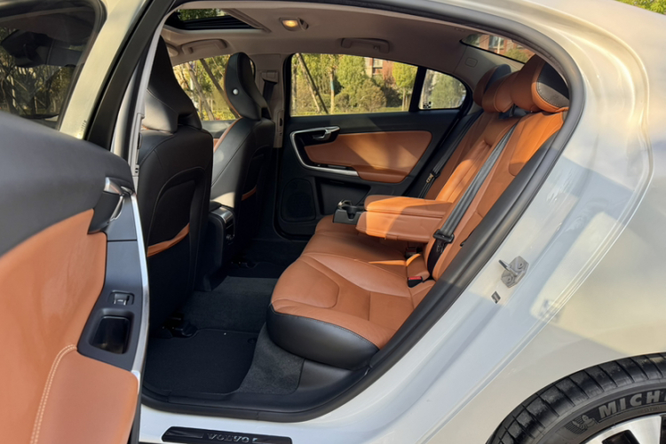 沃尔沃S60 2019款 S60L T5 智远版中控内饰7001