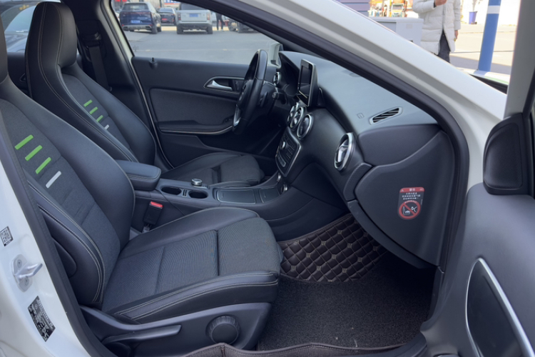 奔驰A级(进口) 2017款 A 200 动感型中控内饰7005