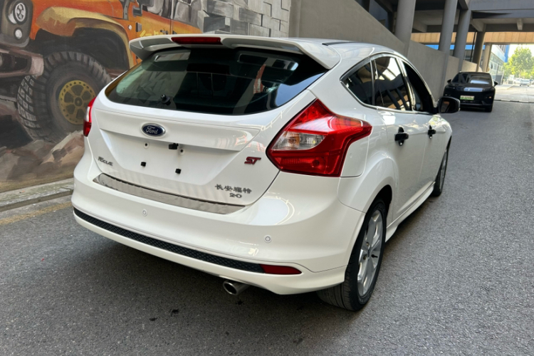 福特 福克斯 2012款 两厢 2.0L 自动豪华运动型车身外观6006