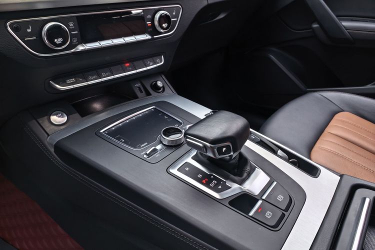 奥迪Q5L 2020款 改款 40 TFSI 荣享时尚型中控内饰7005