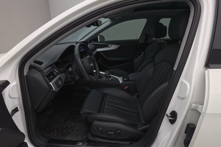 奥迪A4L 2022款 40 TFSI 豪华动感型中控内饰7005