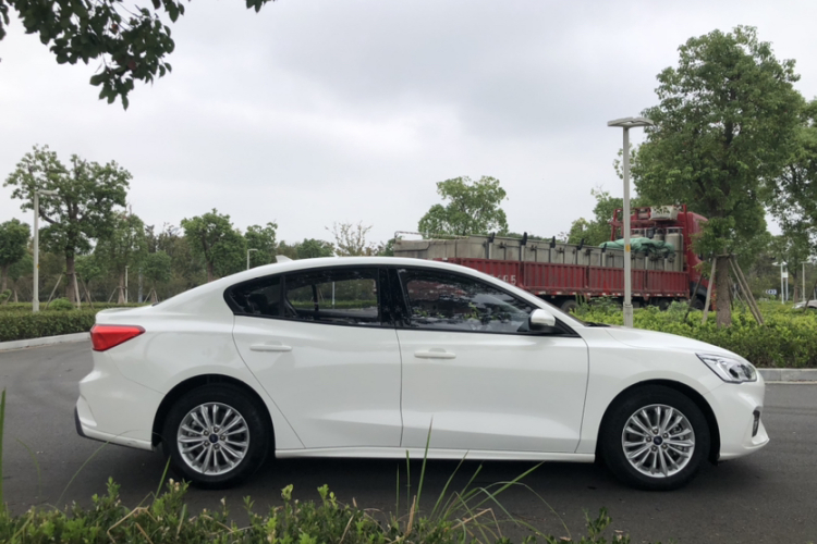 福特 福克斯 2020款 三厢 EcoBoost 180 自动锋潮型车身外观6004
