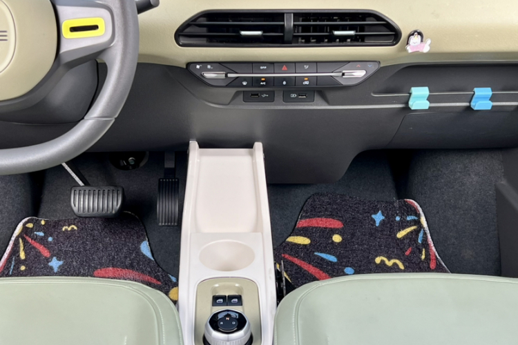 吉利银河 2024款 200km 熊猫骑士中控内饰7004