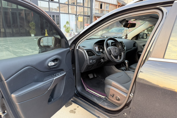 Jeep 自由光 2019款 2.0T 两驱智享版 国V中控内饰7004