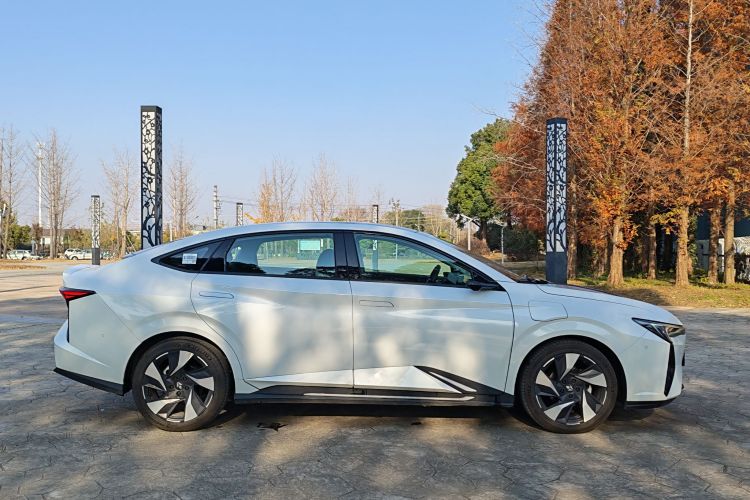 灵悉L 2025款 头号玩家版+超级加倍选装包车身外观6003