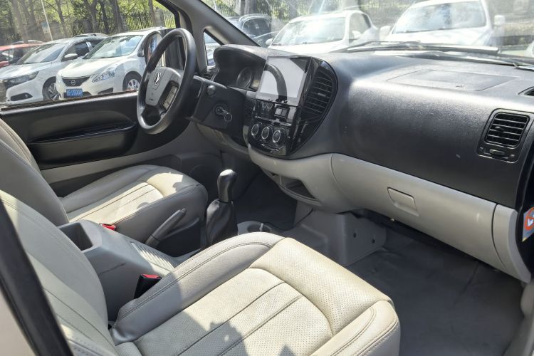 东风风行 菱智 2016款 M3 1.6L 7座豪华型 国IV中控内饰7005