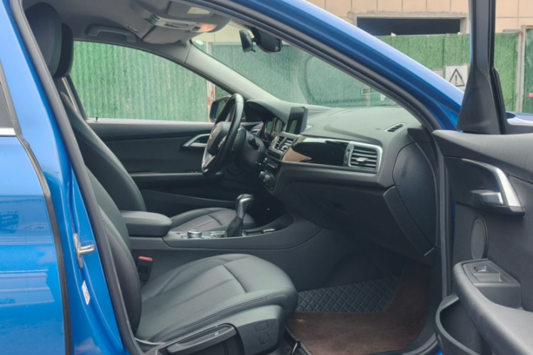 宝马1系 2019款 118i 时尚型中控内饰7004