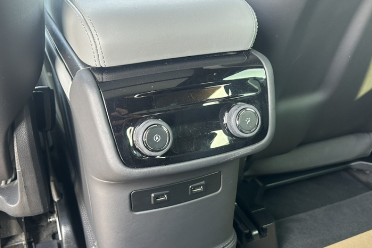 蔚来ES8 2020款 415KM 签名版 六座版中控内饰7006