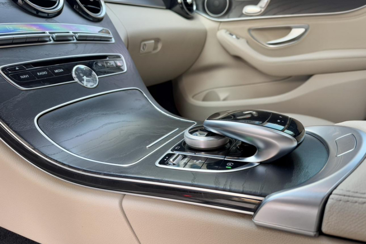 奔驰C级 2017款 C 200 L 运动版中控内饰7009