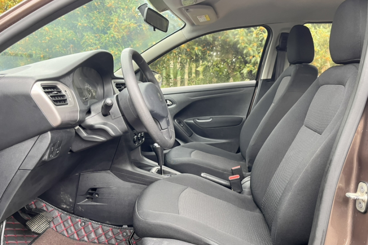 标致301 2014款 1.6L 自动舒适版中控内饰7002