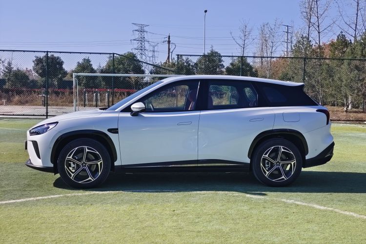 哪吒汽车 哪吒L 2024款 增程 310 闪充红衣版车身外观6007