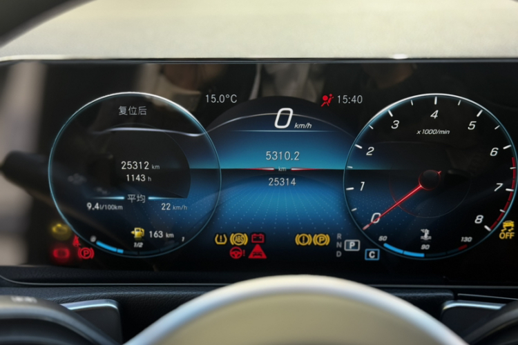 奔驰GLB 2023款 GLB 220 动感型中控内饰15