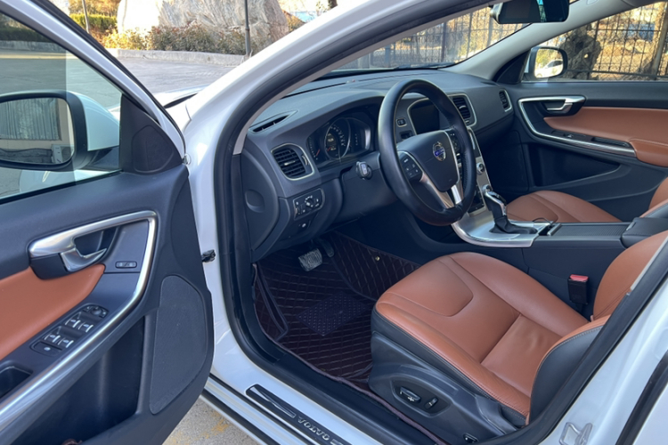 沃尔沃S60 2017款 S60L T3 智进版中控内饰7002