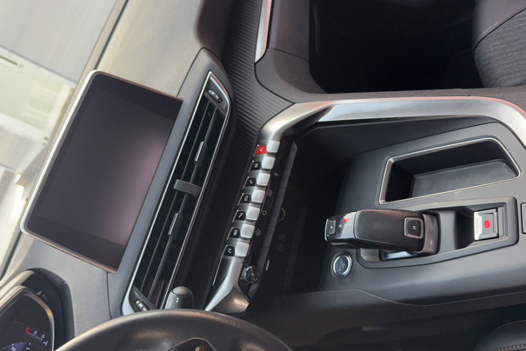 标致5008 2017款 350THP 7座精英版中控内饰7004