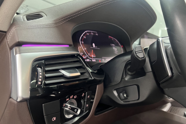 宝马5系 2020款 530Li 领先型 豪华套装中控内饰7003