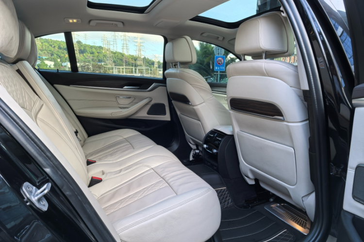 宝马5系 2019款 改款 530Li 尊享型 豪华套装中控内饰7001