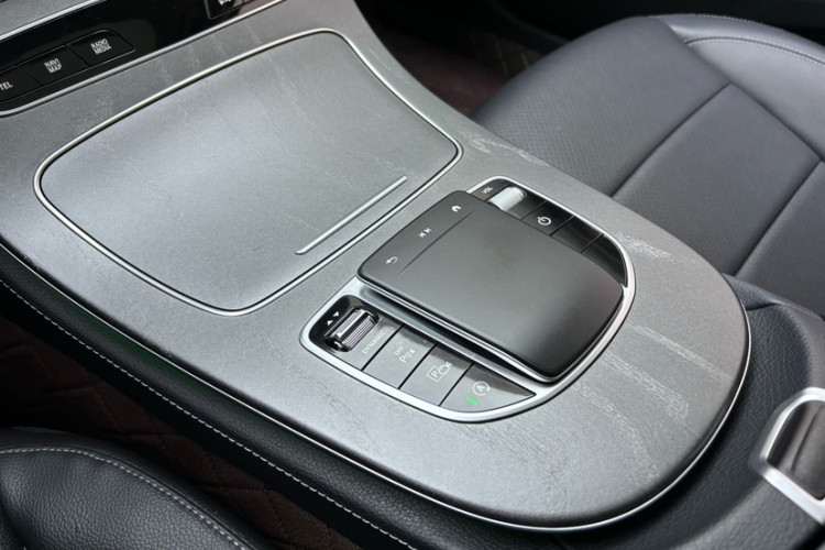 奔驰E级 2022款 改款三 E 300 L 运动时尚型中控内饰7007