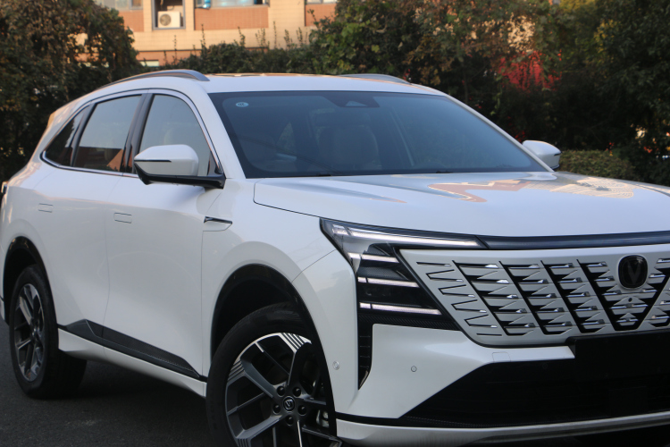 长安CS75 PLUS 2025款 第四代 1.5T 新蓝鲸 智慧旗舰型车身外观6002