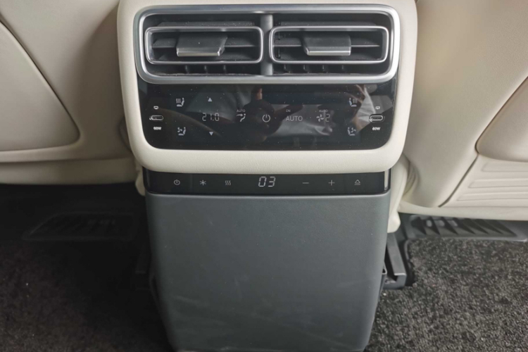 理想汽车 理想L7 2024款 Ultra中控内饰7008