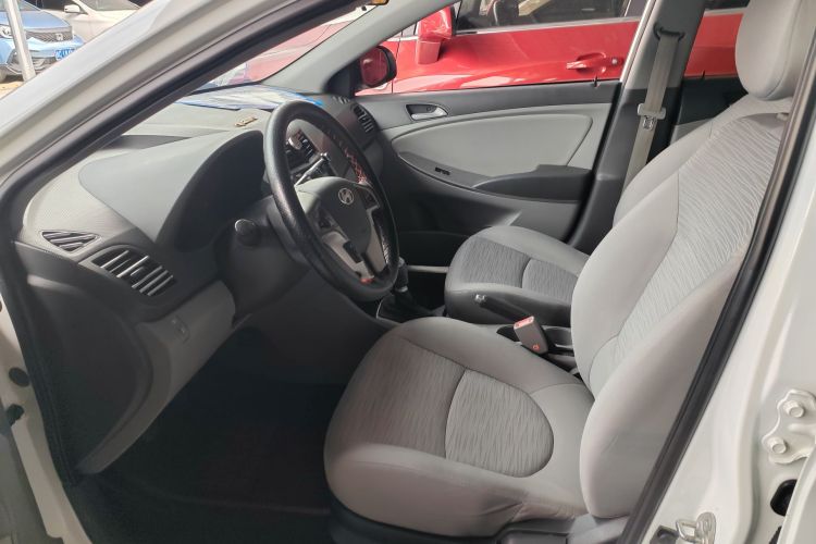 现代 瑞纳 2014款 1.4L 手动智能型GLS中控内饰7005