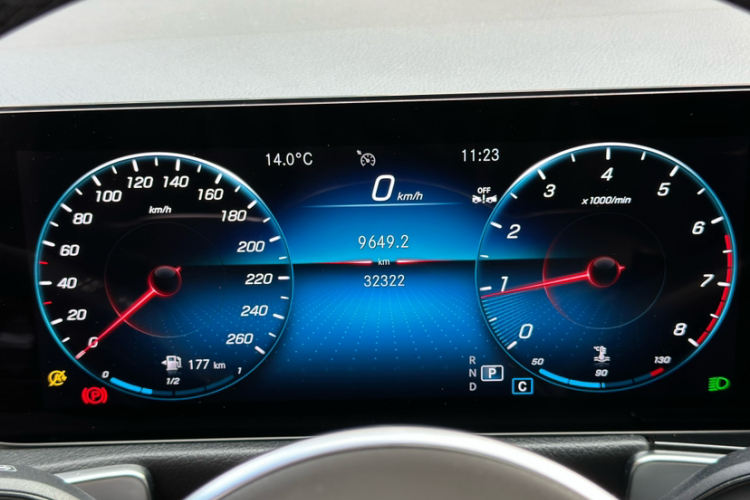 奔驰GLB 2023款 改款 GLB 200 时尚型中控内饰15