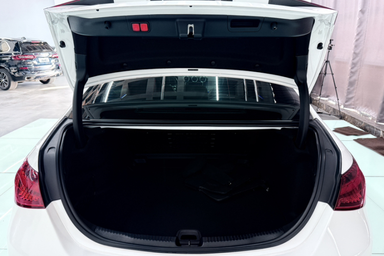 奔驰C级 2022款 改款 C 260 L 运动版局部细节9008