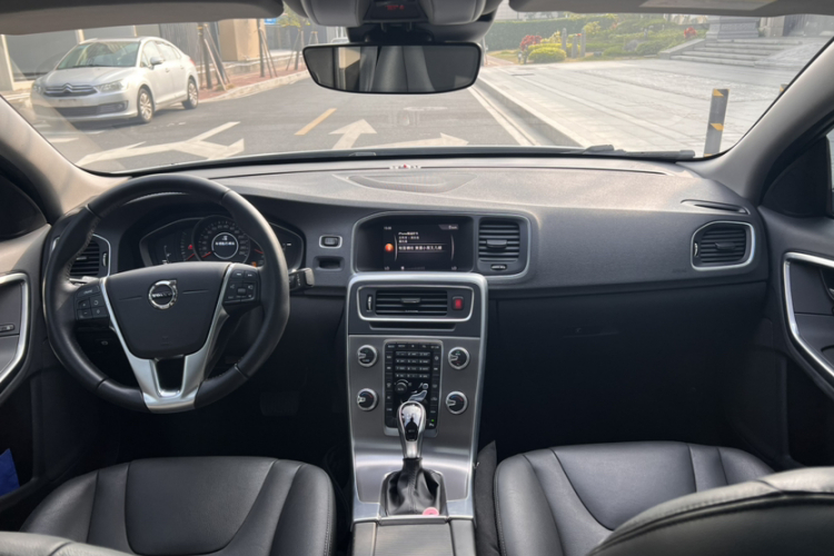 沃尔沃S60 2019款 S60L T3 智进版中控内饰7007