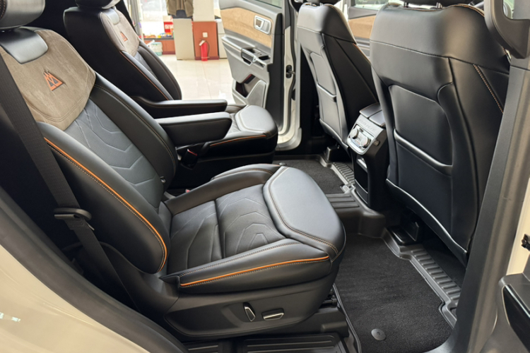 福特 探险者 2023款 EcoBoost 285 昆仑巅峰版 6座中控内饰7011