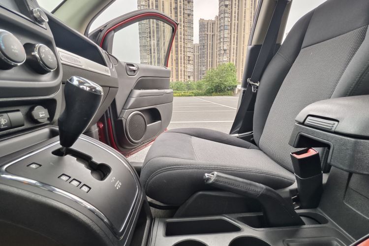 Jeep 指南者(进口) 2014款 改款 2.0L 两驱进取版中控内饰7013