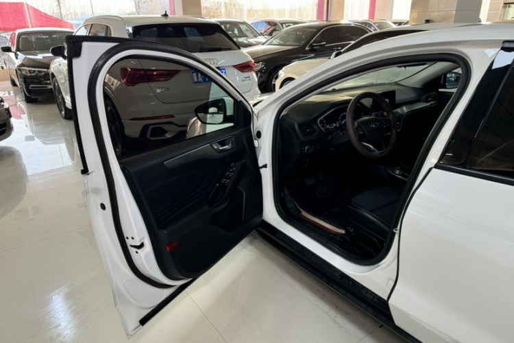 福特 福克斯 2019款 三厢 EcoBoost 180 自动锋潮型中控内饰7006