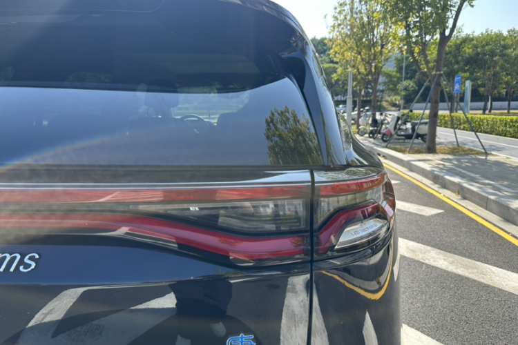 比亚迪 唐新能源 2018款 DM 2.0T 全时四驱智联创享型 7座 国V局部细节9001