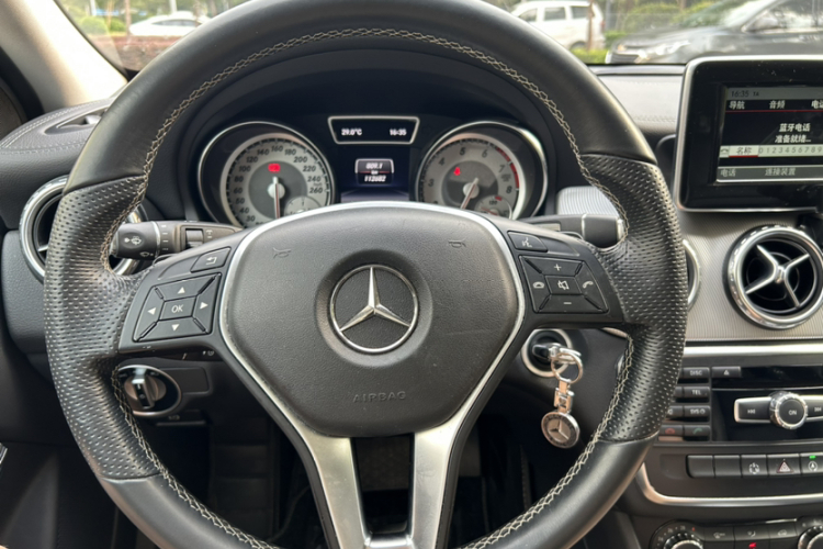 奔驰GLA 2015款 GLA 200 动感型中控内饰7001