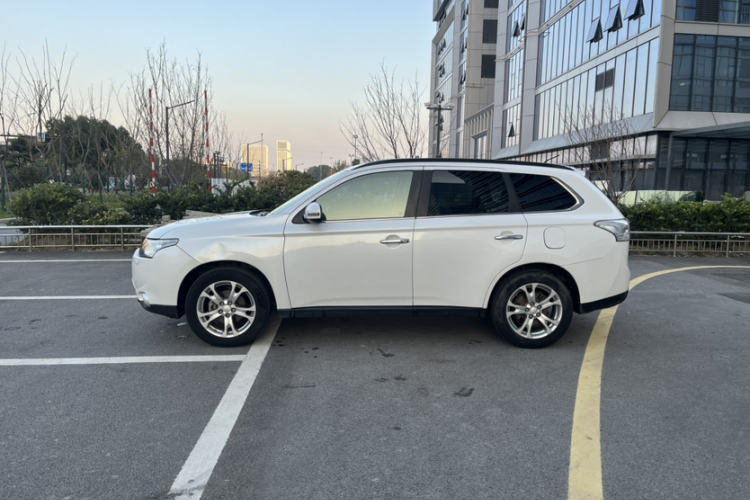 三菱 欧蓝德(进口) 2013款 2.4L 四驱豪华导航版 7座车身外观6006