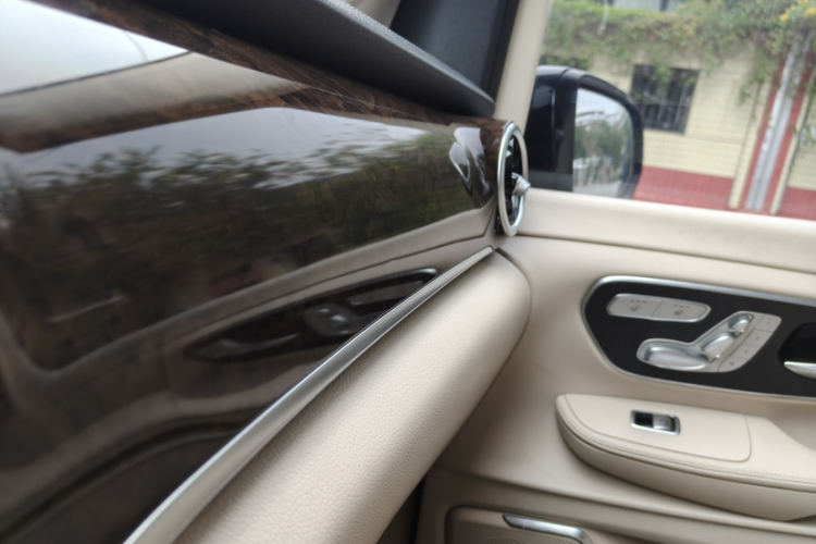 奔驰V级 2018款 V 260 L 尊贵加长版 国VI中控内饰7014