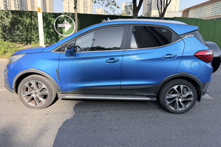 比亚迪 元 2016款 1.5L 手动尊贵型车身外观6001