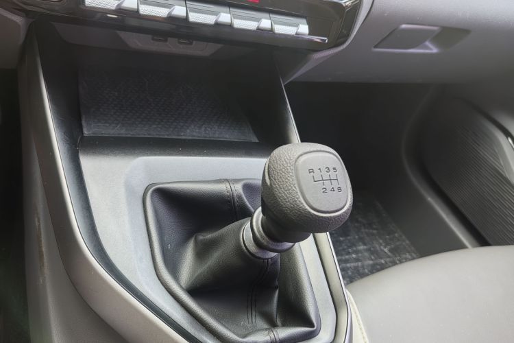 宝骏RC-5 2020款 1.5L 手动智耀豪华型局部细节18