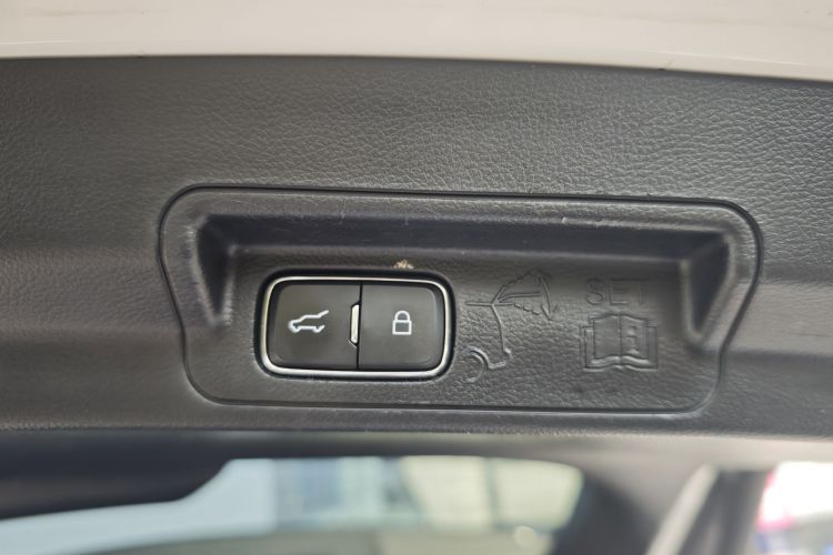 福特 探险者 2020款 EcoBoost 285 四驱钛金版 6座中控内饰7007