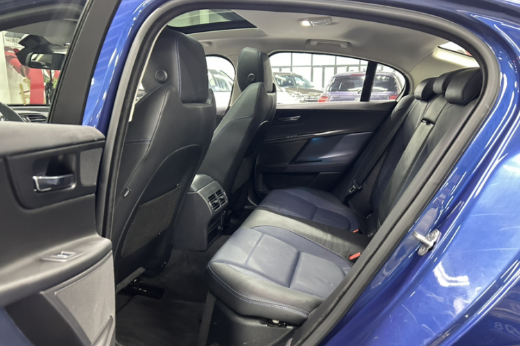 捷豹XE 2015款 2.0T 240PS R-Sport中控内饰7003