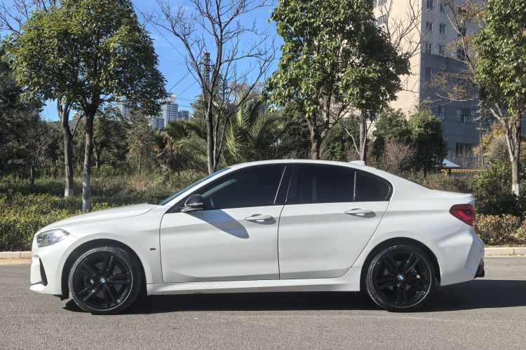 宝马1系 2021款 125i M运动曜夜版车身外观6006