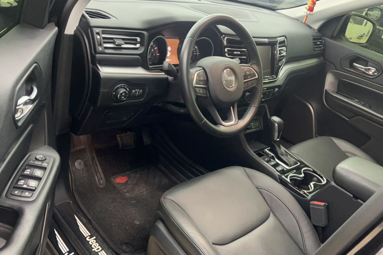 Jeep 大指挥官 2018款 2.0T 两驱进享版 国V中控内饰7002