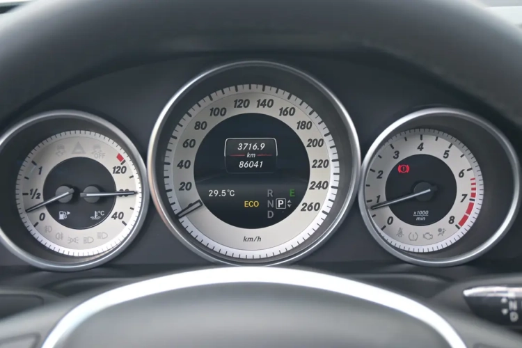 奔驰E级 2015款 改款 E 260 L 运动型中控内饰15