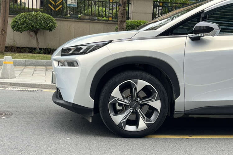 埃安 AION V 2022款 Plus 80 领袖版 三元锂车身外观6003