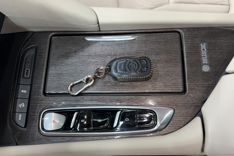 别克 昂科旗 2022款 652T 四驱Avenir艾维亚 6座中控内饰7001